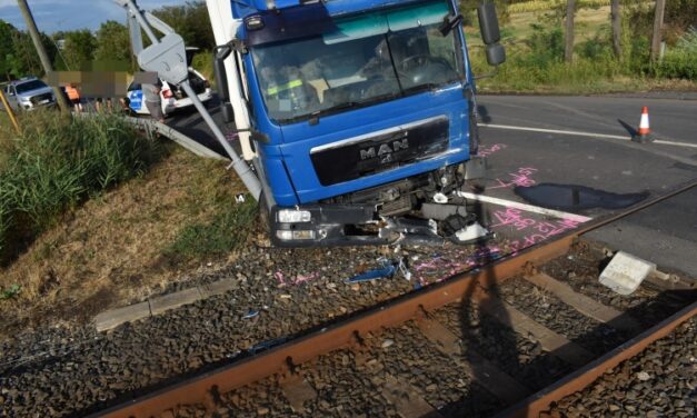 A tilos jelzés ellenére hajtott rá a sorompóra a teherautó, összeütközött a vonattal – Fotók a helyszínről