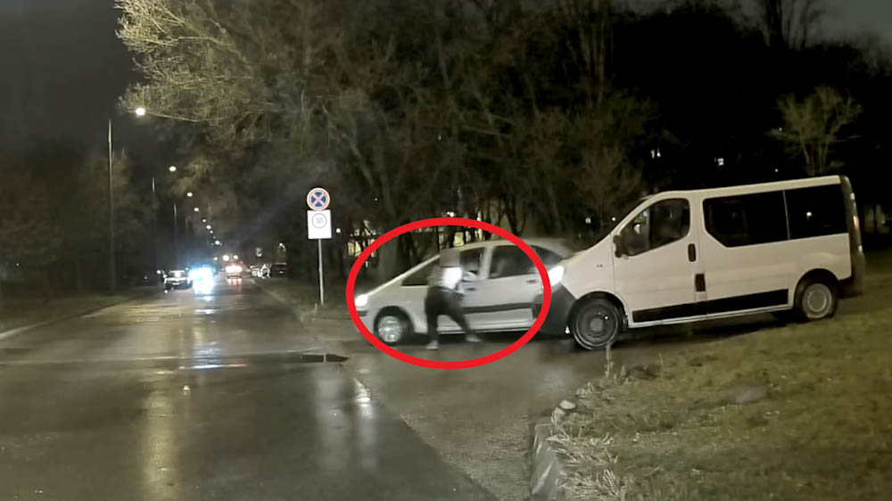 Belekapaszkodtak a kocsijába, majd kidöntött egy táblát az autós, amikor váratlanul megtámadták – videón a brutális eset
