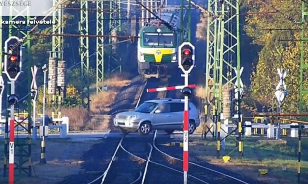 Vádat emeltek a 25 éves sofőr ellen, aki letörte a vasúti átjáró sorompóját, majd éppen áthajtott a vonat előtt – videó