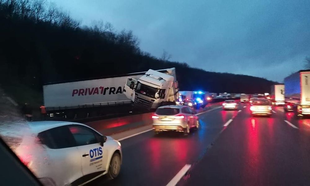 Keresztbe fordult egy kamion az M3-ason, járhatatlan az autópálya Gödöllőnél