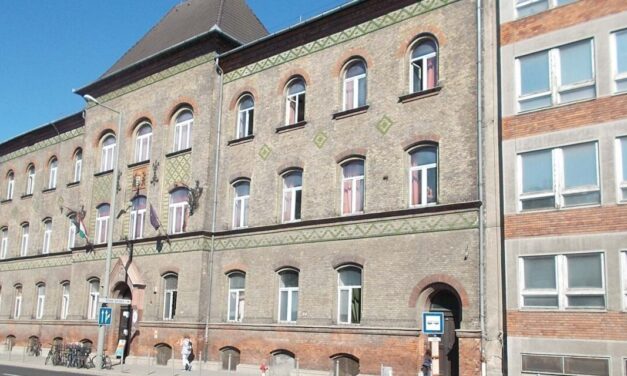 „Ha már sajnálni akarunk valakit, az legyen a sértett” – Elítélték a rossz jegy miatt tanárára támadó győri diákot, legkorábban két év múlva szabadulhat a rácsok mögül