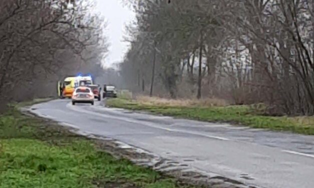 A szülők és 4 éves kislányuk is kórházba került – megcsúszott a nedves úton és a feje tetejére állt egy autó Hódmezővásárhely térségében
