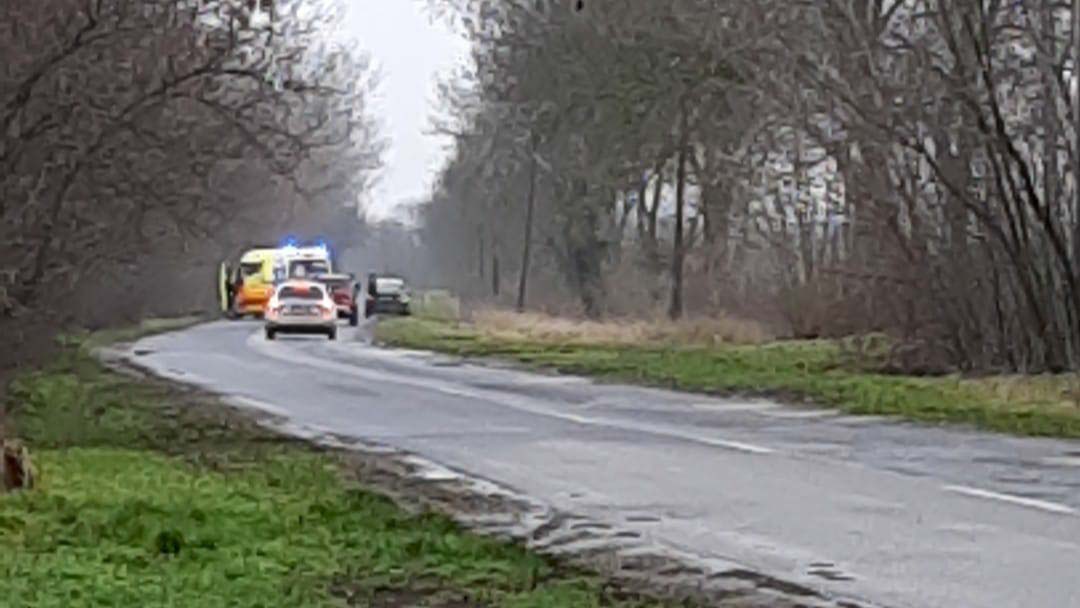 A szülők és 4 éves kislányuk is kórházba került – megcsúszott a nedves úton és a feje tetejére állt egy autó Hódmezővásárhely térségében