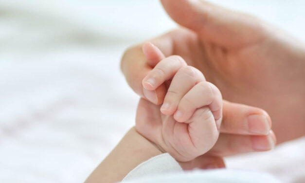 Dráma a benzinkúton: a szülők kétségbeesve hívták a mentőket, a 4 hónapos babájuk egyszer csak nem lélegzett