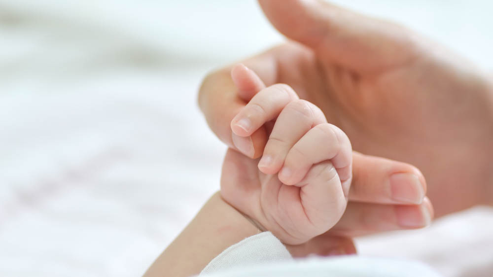 Ismét nevelőszüleinél van Kitti, aki még karácsony előt tűnt el rejtélyes körülmények közt