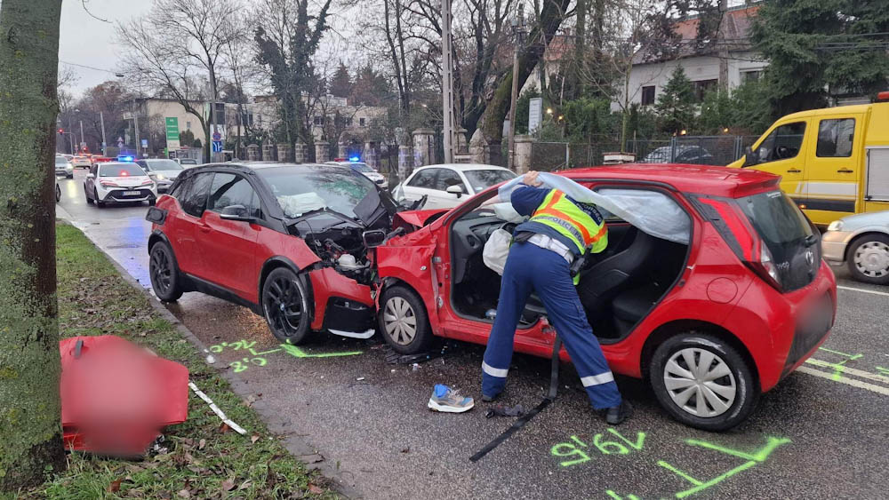Nyílt bokatörése lett egy futárnak, miután autója frontálisan karambolozott a fővárosban