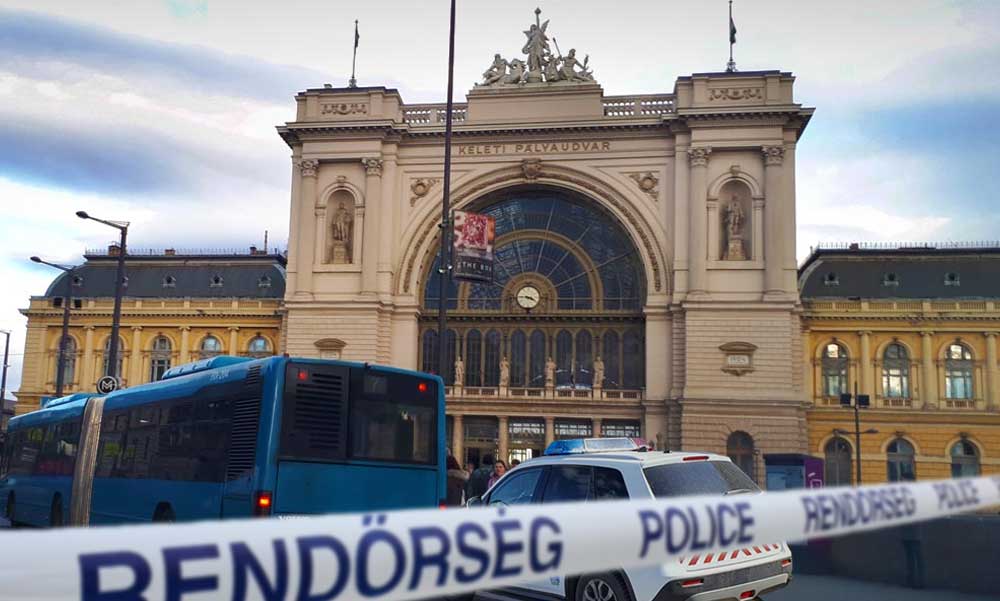 Tragédia a Keleti pályaudvarnál: vezetés közben meghalt egy taxis, a környéket ellepték a rendőrök
