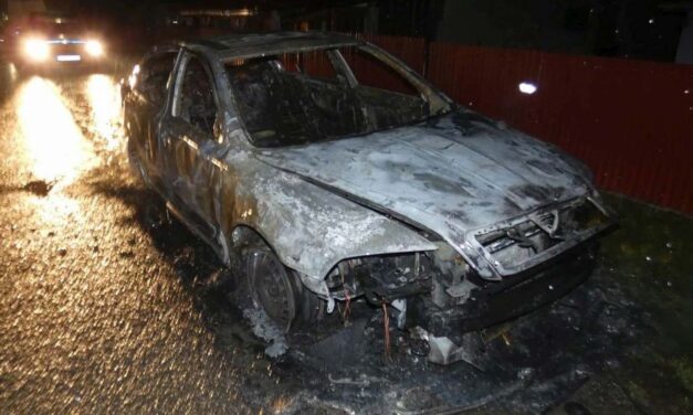 Lángoló bosszú: üzemanyaggal lelocsolta, majd egy öngyújtóval felgyújtotta haragosa autóját egy 36 éves férfi