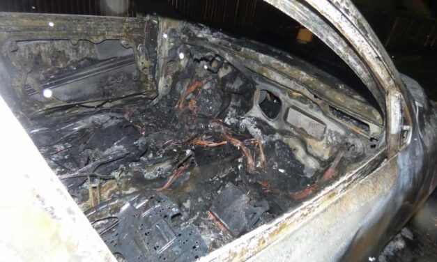 Szerelmi bánata volt, felgyújtott két autót