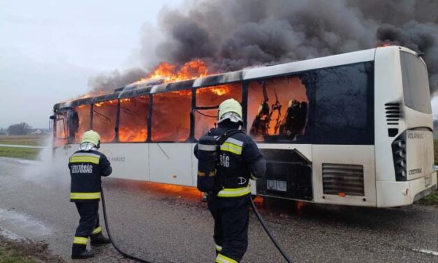 Megdöbbentő baleset: pillanatok alatt borítottak el a lángok egy menetrend szerint közlekedő autóbuszt szombaton