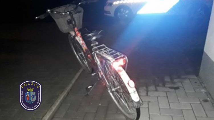 Lopott biciklivel kerekezett egy lengyel kamionsofőr az autópályán, lerobbant kamionjához sietett, amikor lekapcsolták a zsaruk