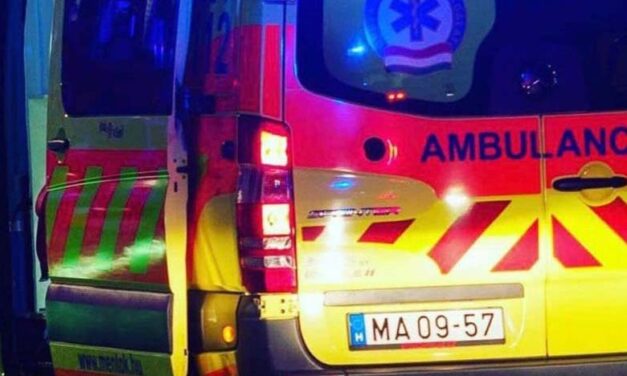 Tragédia a 22-es úton: kettészakadt a piros Suzuki, a sofőr kirepült és életét vesztette