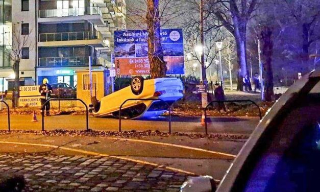 Feje tetejére állt egy BMW Budapesten, a sofőr elmenekült a helyszínről – helyszíni fotók