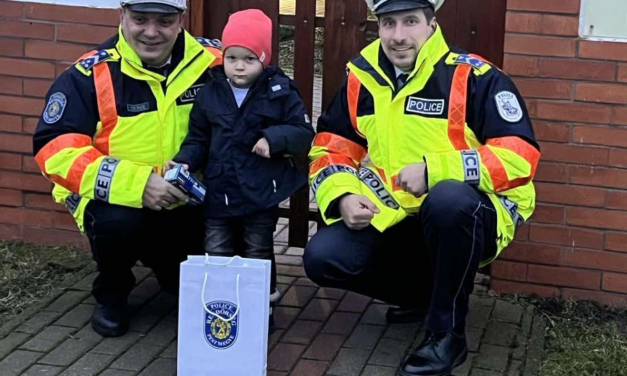 Micsoda meglepetés! Rendőrök váltották valóra a kis Áden legnagyobb álmát: elképesztő öröm érte a 3 éves fiúcskát