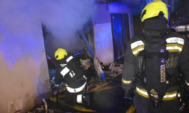 Kigyulladt egy mikrobusz a Papp László Sportaréna mélygarázsában, lezárták a parkolót