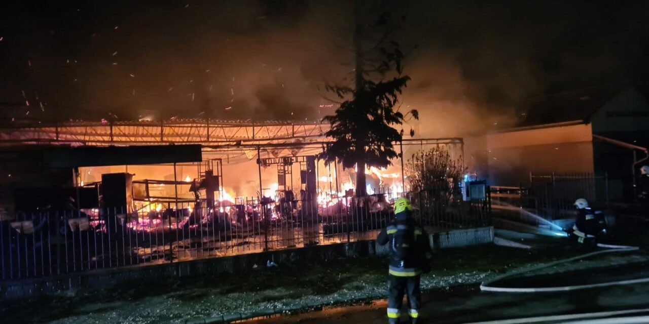 “Füstöt éreztek bentről, ezért Fecó berohant a poroltóval, de már nem jött ki többé” – munkahelyét védte a tűztől az alsóörsi étterem szakácsa, csak az elszenesedett holttestét találták meg