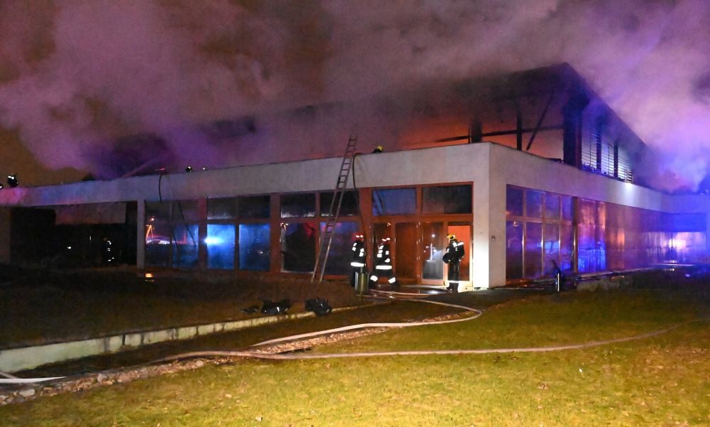 A lángok martalékává vált a rákosszentmihályi uszoda tetőszerkezete – HELYSZÍNI FOTÓK
