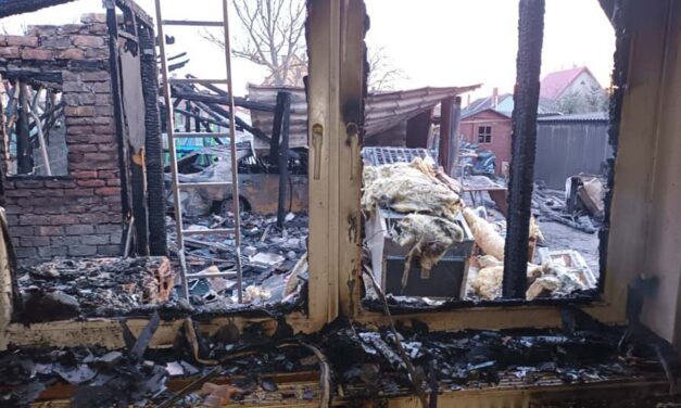 Hét éven belül másodszor égett le a győrszentiváni család háza – a Győri Nemzeti Színház gyermekszínésze is segített a bajba jutottakon