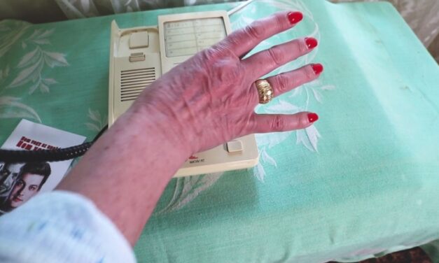 Egy idős nénit vezettek meg az unokázós csalók Baranya megyében: a fia nevében kértek pénzt, aki állítólag autóbalesetet szenvedett – A kétségbeesett asszony közel 3 milliót adott át