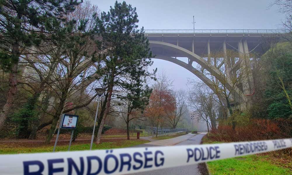 Leugrott egy férfi a veszprémi völgyhídról, nem élte túl a becsapódást