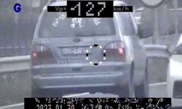 Kétszer annyival hajtott a családi autó a 21-esen, mint amennyivel lehetett, majdnem százezres büntetés járt érte