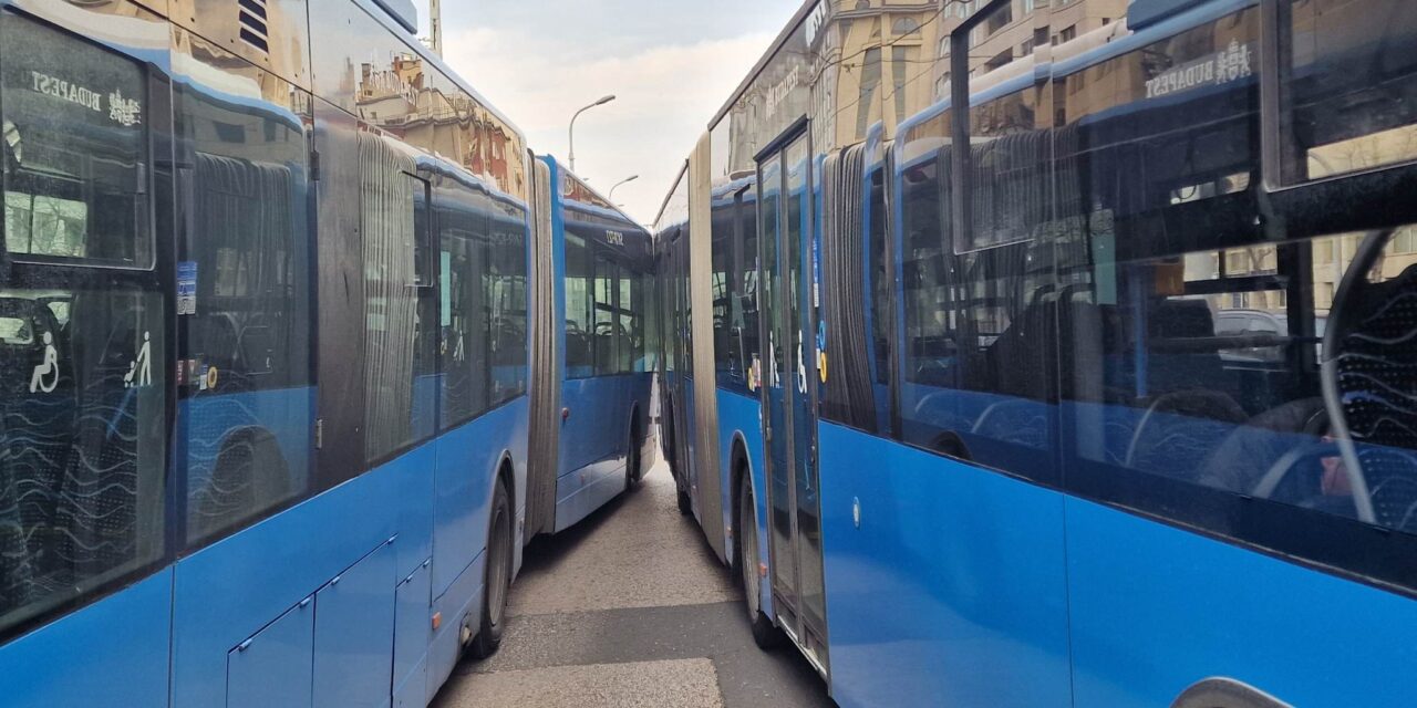 Nem mindennapi karambol: két csuklósbuszt ugrasztott egymásnak a fiatal nő, aki nem figyelt a kereszteződésben