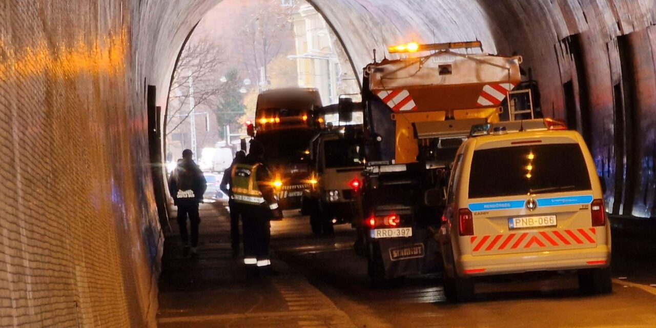Durva tömegkarambol volt a budai Vár alatt, hárman megsérültek az ütközésben