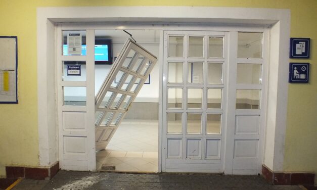 Leszedte dühében a bejárati ajtót a balatonlellei állomáson, de több kukát is felrúgott egy fonyódi férfi