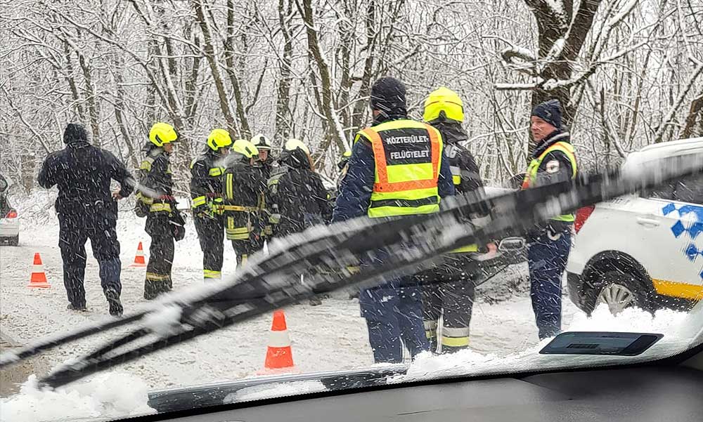 Dráma a hóesésben: Árokba borult az autójával egy édesanya és a gyermeke, Zsámbék polgármestere segítette a mentést, közben az ő autójába is belerohantak
