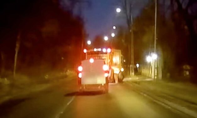 Videón a durva becsapódás – Kukásautóba rohant egy furgon Budapesten, elképesztő mi történt az ütközés előtti másodpercben