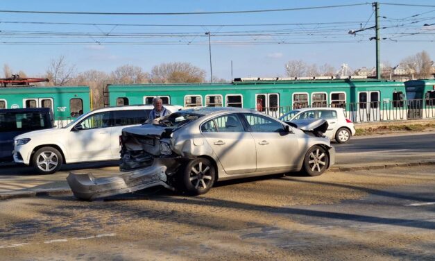 Hármas karambol a fővárosban – két gyermek is kórházba került az ütközés után