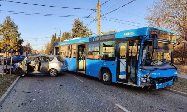 A fék helyett a gázra lépett az Opel sofőrje, nagy erővel ütközött egy busszal a fővárosban – többen is súlyosan megsérültek