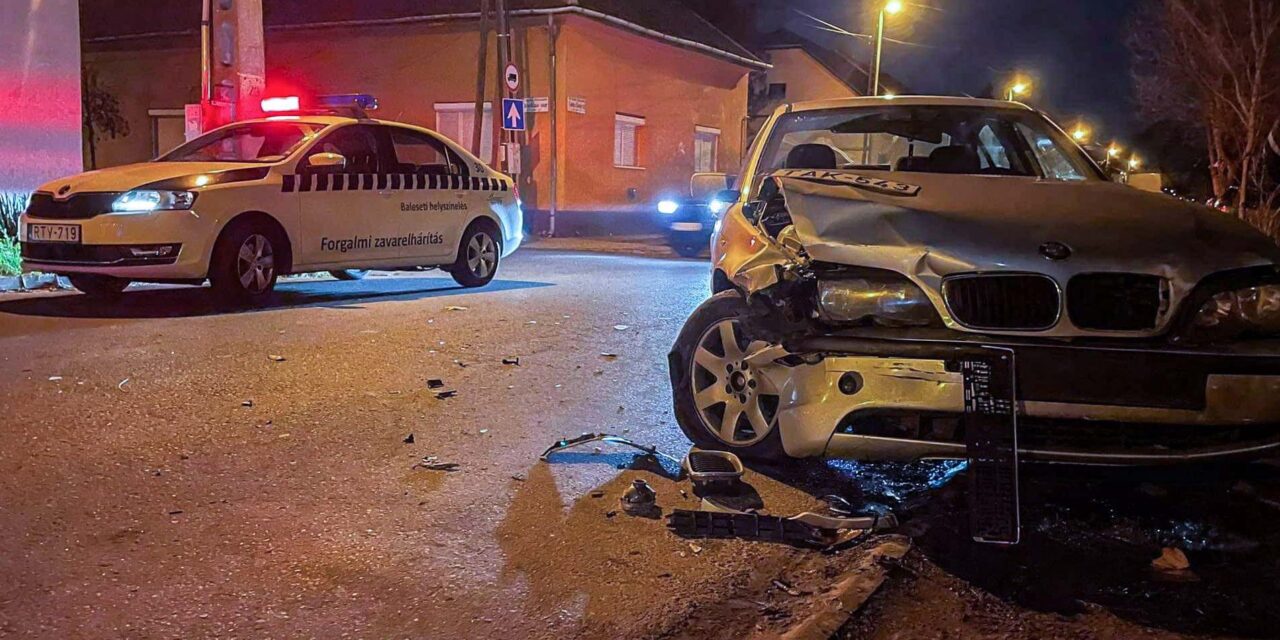 Összetört a BMW a fővárosban – nem adott elsőbbséget a fiatal sofőr a 231-es busznak, elkerülhetetlen volt az ütközés