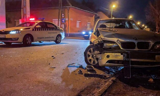 Összetört a BMW a fővárosban – nem adott elsőbbséget a fiatal sofőr a 231-es busznak, elkerülhetetlen volt az ütközés