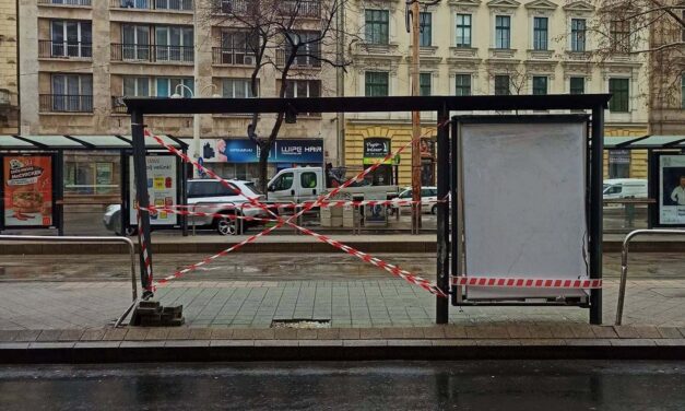 Emlékhellyé vált a budapesti villamosmegálló, ahol egy részeg sofőr halálra gázolta a 23 éves Bogit