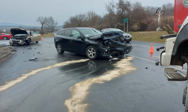 Frontális ütközés Csobánkán, brutális borulás Ráckevén