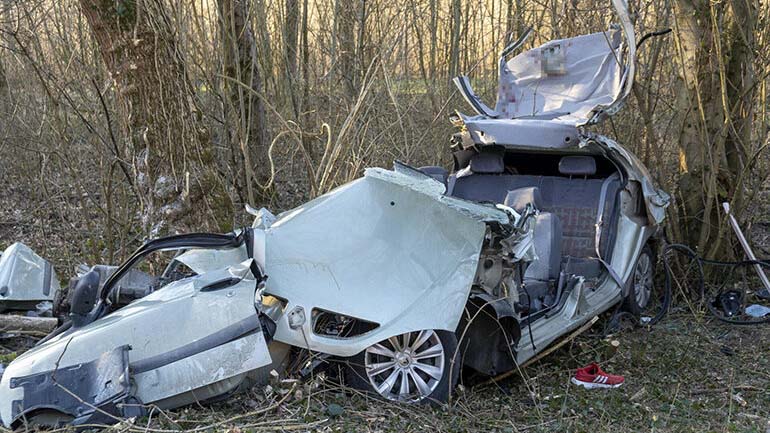 Harmincadik születésnapján halt meg a férfi, aki egy fának csapódott autójával Fehérvárcsurgónál