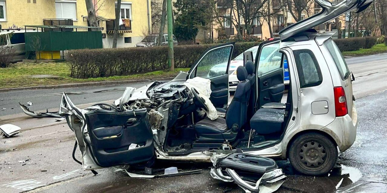 Hét és fél tonnás teherautóba csapódott egy Suzuki Gyöngyösön – a hátsó ajtót is le kellett vágni, hogy kiszabadítsák a sofőrt