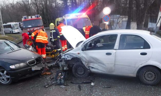 Frontális ütközés Kaposváron – a légzsákok is kinyíltak, amikor egymásba rohant a BMW és a Dacia egy kanyarban