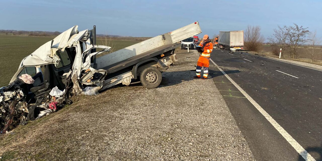 A mentőhelikoptert is riasztották – kamion és kisteherautó ütközött a 4-es főúton