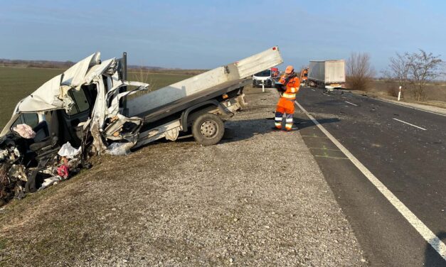 A mentőhelikoptert is riasztották – kamion és kisteherautó ütközött a 4-es főúton