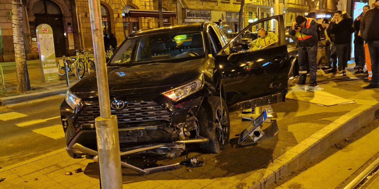 Akciófilmbe illő baleset a budapesti Nagykörúton – az ütközés után a villamosmegállóban kötött ki a terepjáró. Óriási szerencséjük volt a várakozó utasoknak