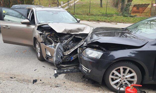 Cukiság a frontális ütközés után: plüss tűzöltómacival nyugtatták meg a gyermekülésben utazó kisfiút a leányfalui önkéntesek