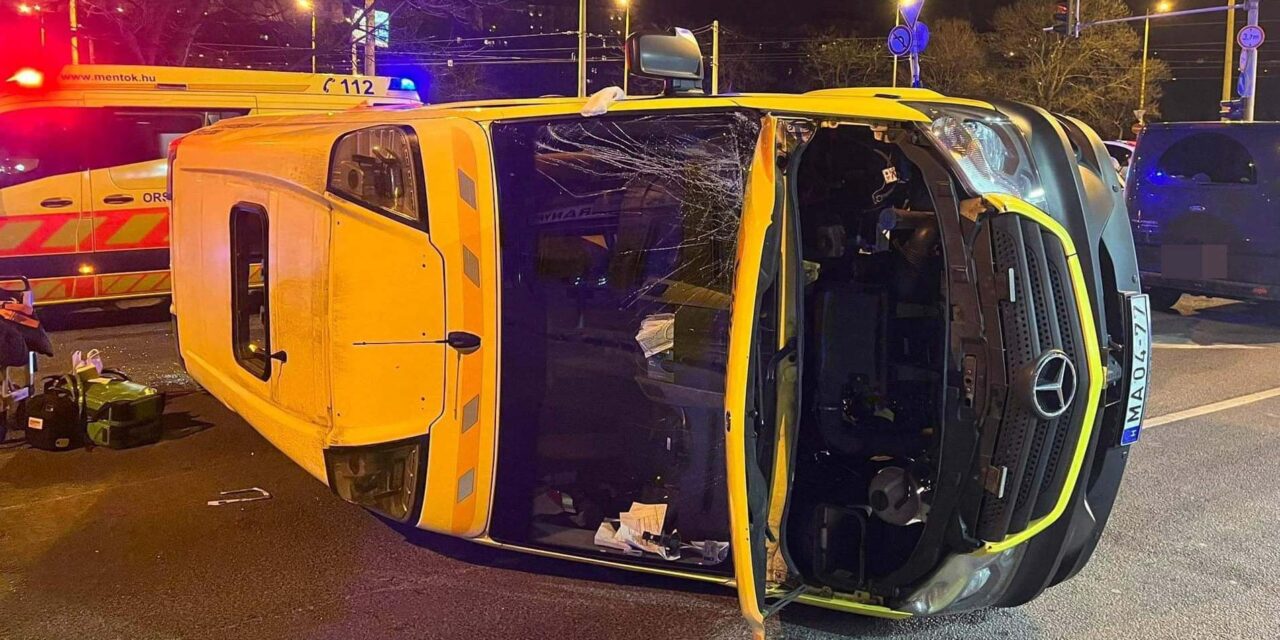 Hatalmas csattanás a főváros 12. kerületében – akkora volt az ütközés ereje, hogy az oldalára borult a mentőautó