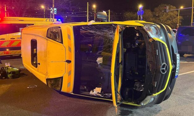 Hatalmas csattanás a főváros 12. kerületében – akkora volt az ütközés ereje, hogy az oldalára borult a mentőautó