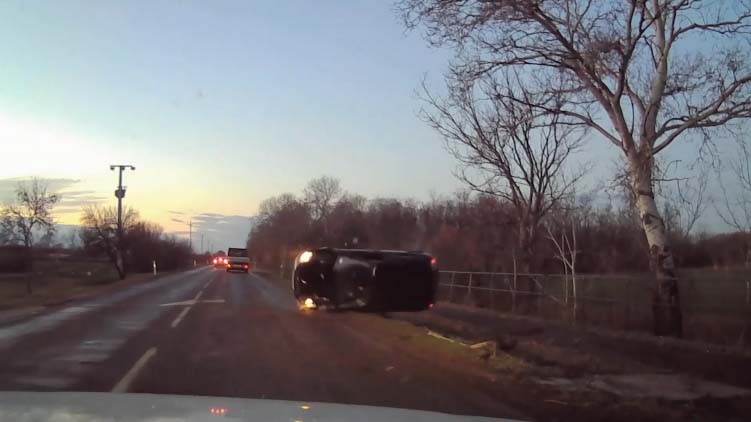 Videón a hajmeresztő jelenetsor: előzés közben sodródott ki, majd pördült meg egy autó, óriási mázlija volt a sofőrnek