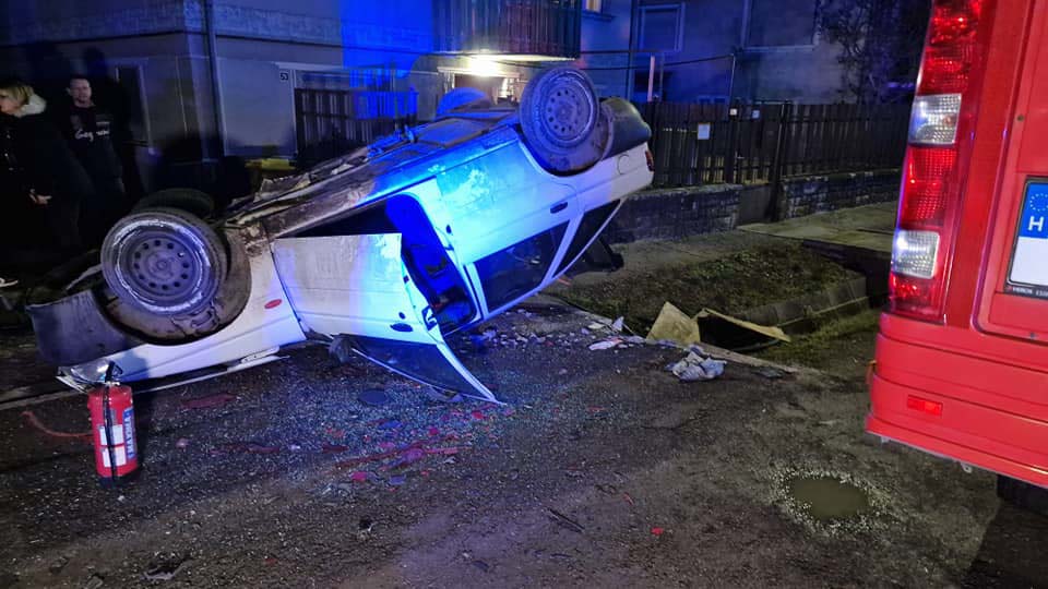 Fejre állt egy autó Pétervására belterületén, életveszélyben a sofőr