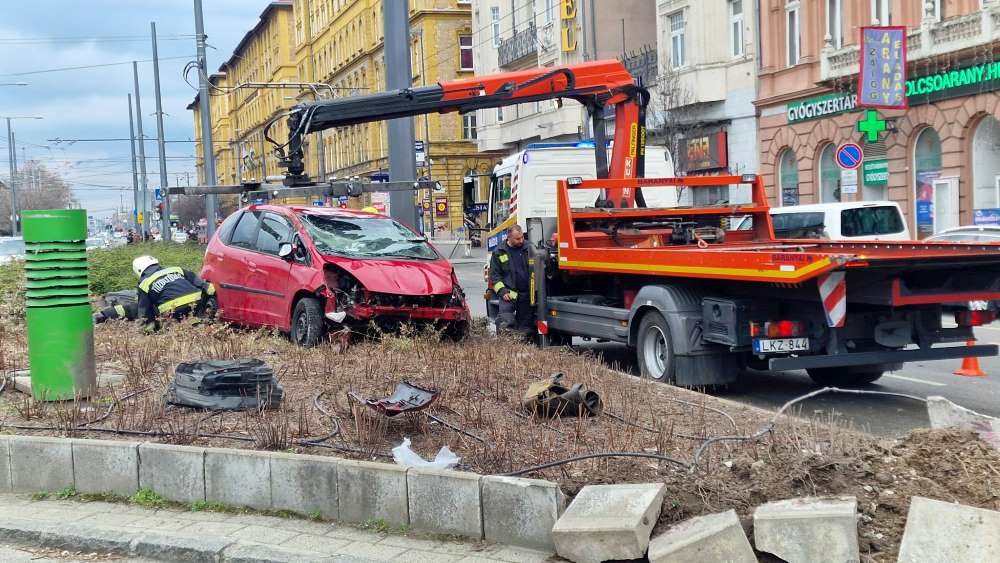 A tetejére borult autójával egy idősebb férfi a Keleti pályaudvarnál – helyszíni fotók