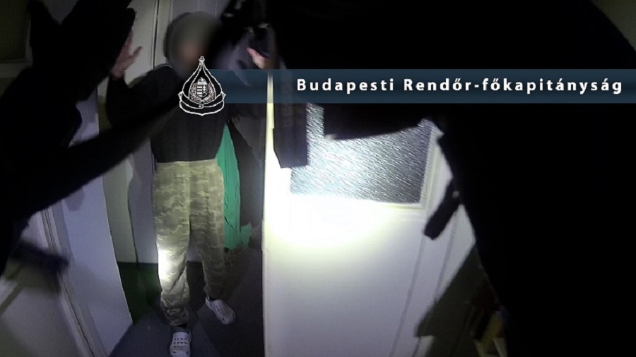 Elképesztő drogfogás: 36 millió forint értékben találtak kábítószert a dílereknél a budapesti zsaruk – Videón a rajtaütés