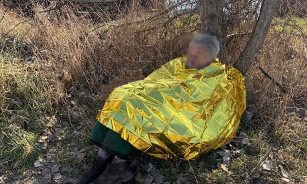 Átfázva feküdt a sekély vízben: a Holt-Tiszába esett egy bácsi, hatalmas szerencséje volt, hogy egy rendőr éppen arra sétált – Fotó